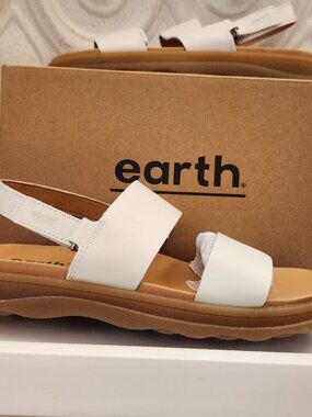 Earth "Leah" Ivory Leather Sandals. NIB. Size: Various